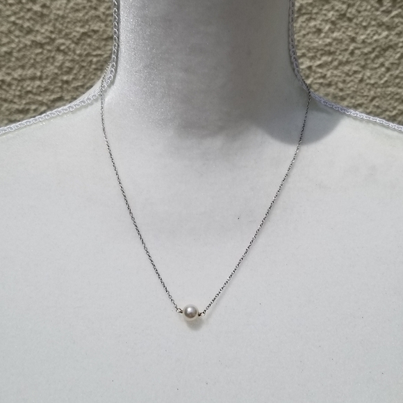 Jewelry - silver tone necklace with white faux pearl
